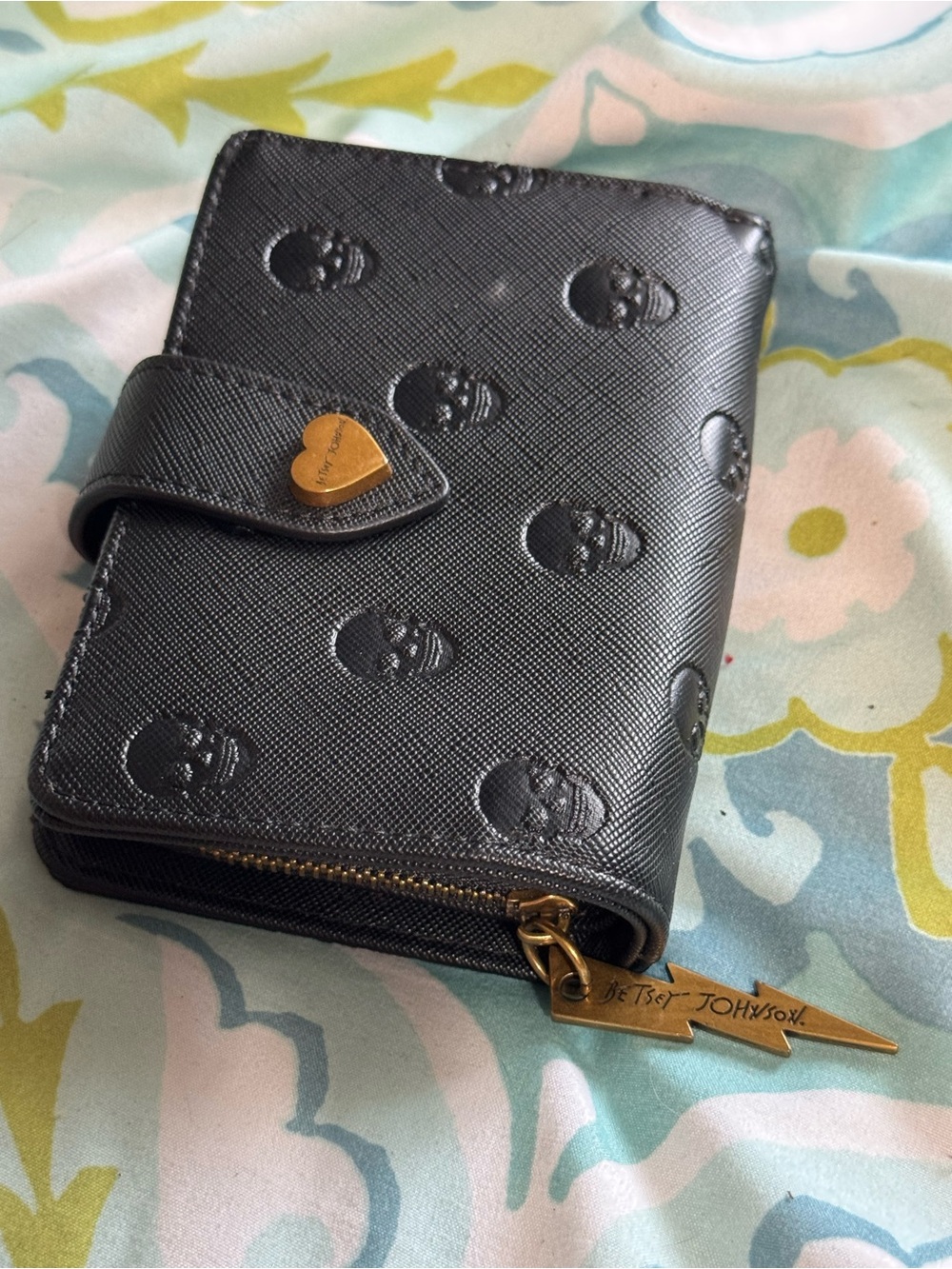 Betsy Johnson skull print wallet. - Picture 4 of 8